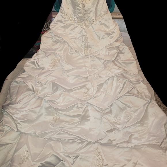 Gorgeous strapless beaded wedding gown - Picture 8 of 8